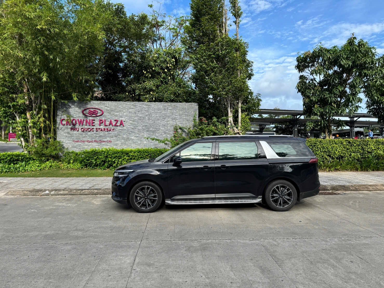 Kia Carnival outside Crowne Plaza Phu Quoc Starbay